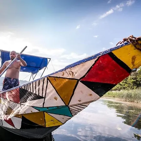 Haustor With Skadar View 波德戈里察