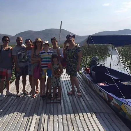 Haustor With Skadar View 波德戈里察